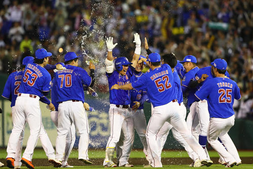 楽天対ソフトバンク　2戦連続のサヨナラ勝ちに大喜びの銀次（中央）楽天ナイン（撮影・足立雅史）