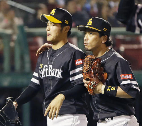 9回裏楽天無死一、二塁、銀次にサヨナラ打を許し、松田宣（右）に肩を抱かれて引き揚げる甲斐野（共同）
