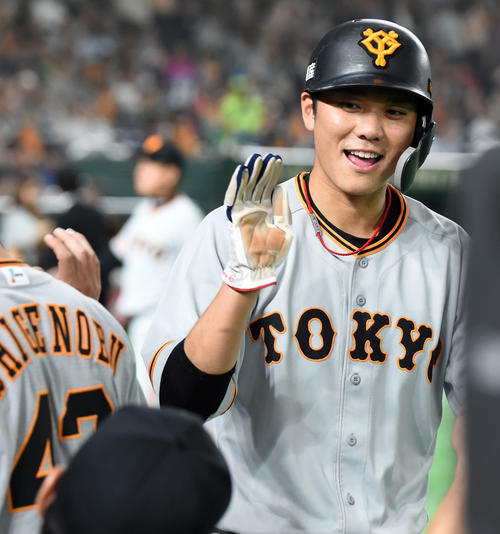 巨人対ヤクルト　5回裏終了時、ナインとタッチを交わす巨人坂本勇（撮影・横山健太）