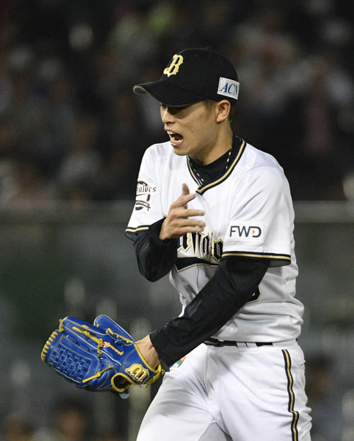オリックス対楽天　5回表楽天2死満塁、山岡はブラッシュを見逃し三振に取りグラブをたたく（撮影・渦原淳）