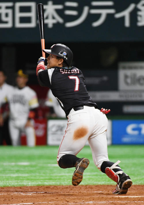 5回表ロッテ2死二、塁、鈴木大地は中越え適時二塁打を放つ（撮影・今浪浩三）