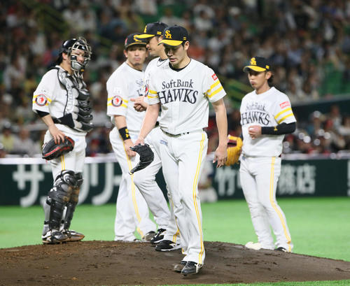4回表ロッテ2死二、三塁、中村奨に中前適時打を浴び降板する武田（撮影・栗木一考）