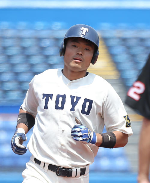 東洋大対立正大　6回表東洋大無死、右越え本塁打を放ち三塁へ走る山田（撮影・河田真司）