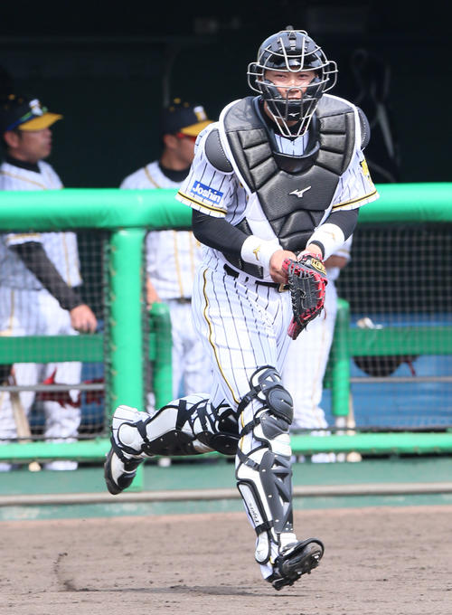 ウエスタン・リーグ阪神対オリックス　9回表の守備につく原口文仁（撮影・上山淳一）