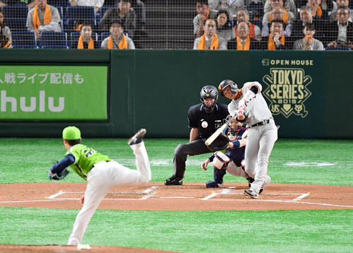 1回裏巨人1死、坂本勇は中前打を放ち34試合連続出塁する（撮影・滝沢徹郎）