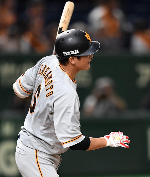 1回裏巨人1死、坂本勇は中前打を放ち開幕からの連続試合出塁を34とした（撮影・横山健太）