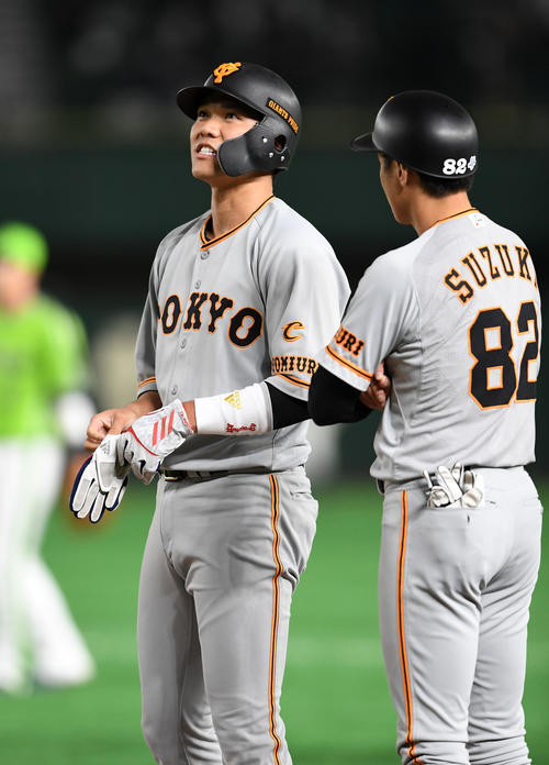 1回裏巨人1死、坂本勇は中前打を放ち開幕からの連続試合出塁を34とした（撮影・横山健太）