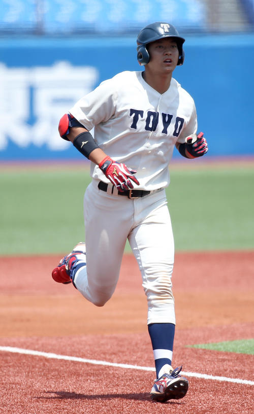 東洋大対立正大　1回表東洋大2死一塁、先制右越え2点本塁打を放つ佐藤都（撮影・河田真司）