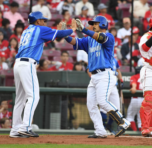 広島対DeNA　1回表DeNA1死、宮崎（右）は左越え本塁打を放ち生還（撮影・奥田泰也）