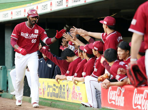 オリックス対楽天　2回表楽天1死、右中間へ同点ソロ本塁打を放ち、ナインにタッチで迎えられるブラッシュ（左端）（撮影・前田充）