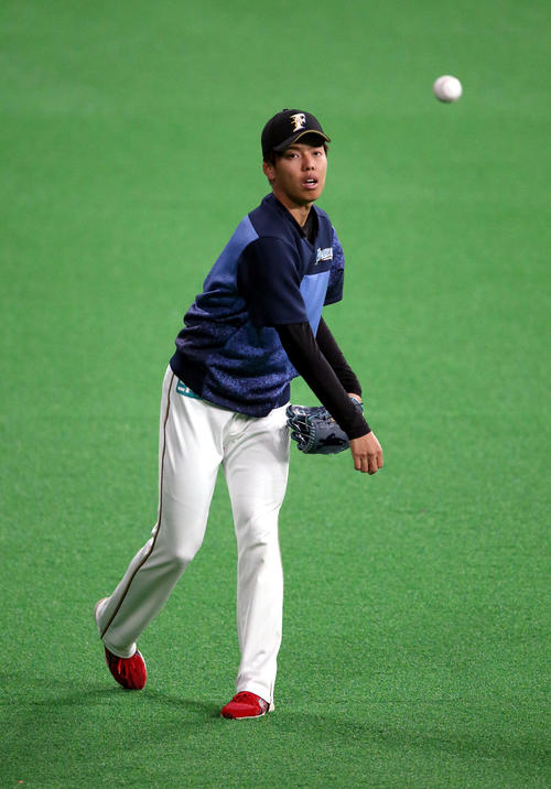 キャッチボールをする日本ハム杉浦（撮影・佐藤翔太）