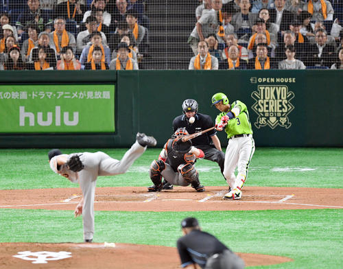 巨人対ヤクルト　2回表ヤクルト2死一塁、西浦は先制の左越え2点本塁打を放つ（撮影・滝沢徹郎）