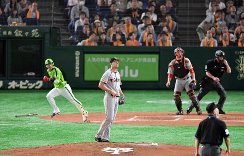 巨人対ヤクルト　2回表ヤクルト2死一塁、西浦（左）に先制の左越え2点本塁打を浴びたヤングマン（手前）（撮影・滝沢徹郎）
