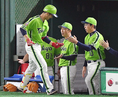 巨人対ヤクルト　2回表ヤクルト2死一塁、先制の左越え2点本塁打を放った西浦（手前）は生還し小川監督（右奥）とタッチを交わす（撮影・滝沢徹郎）