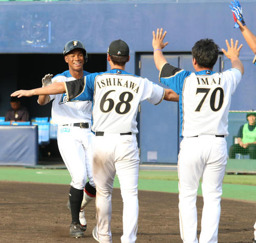 逆転サヨナラ3ランを放った日本ハム万波（左）は石川亮らチームメートに迎え入れられる（撮影・田中彩友美）