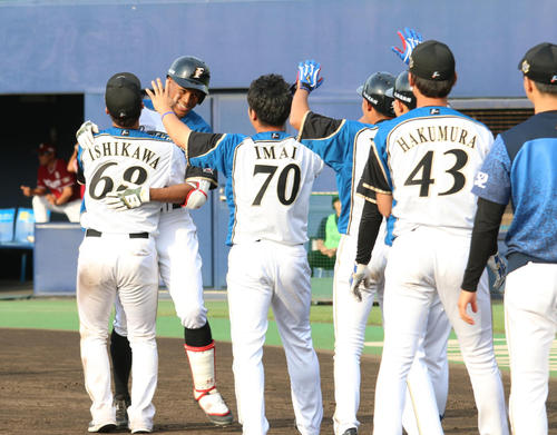 逆転サヨナラ3ランを放った日本ハム万波は、石川亮と抱き合う（撮影・田中彩友美）
