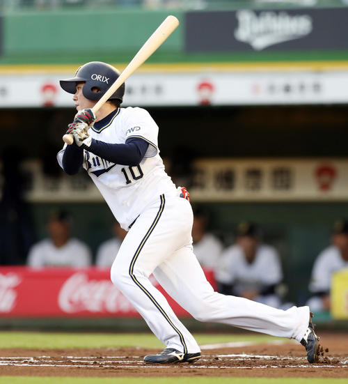 オリックス対楽天　1回裏オリックス1死二塁、同点となる右前適時打を放つ大城（撮影・前田充）
