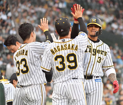 阪神対中日　2回裏阪神1死一塁、マルテ（右）は左越え同点2点本塁打を放ちハイタッチ（撮影・上田博志）