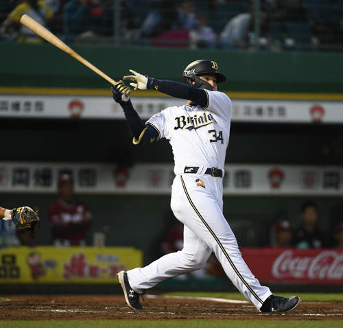 オリックス対楽天　3回裏オリックス2死一塁、吉田正は2点本塁打を放つ（撮影・渦原淳）