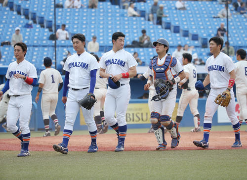 国学院大に勝利し観客席の前に整列する駒大ナイン（撮影・河田真司）