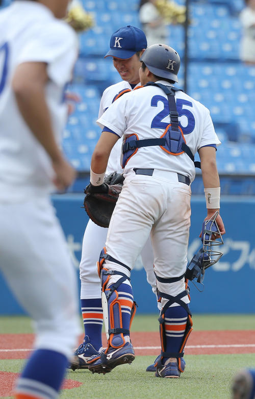 国学院大に勝利し笑顔を見せる駒大・竹本（奥）と前田（手前）（撮影・河田真司）