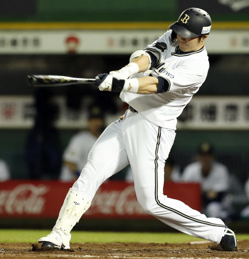4回裏オリックス1死、中越えソロ本塁打を放つT－岡田（撮影・前田充）