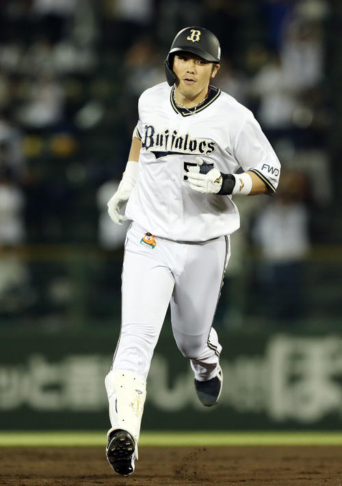 4回裏オリックス1死、中越えソロ本塁打を放ったT－岡田（撮影・前田充）