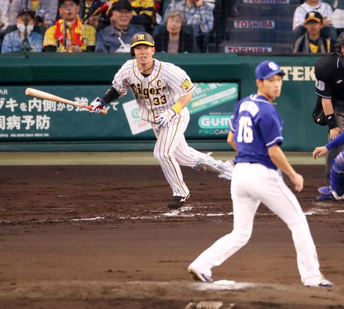 2回裏阪神2死一、二塁、糸原は中前適時打を放つ（撮影・加藤哉）