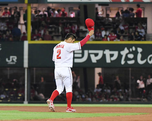 5回に本塁打を放ちファンの声援に応える田中広輔（撮影・奥田泰也）