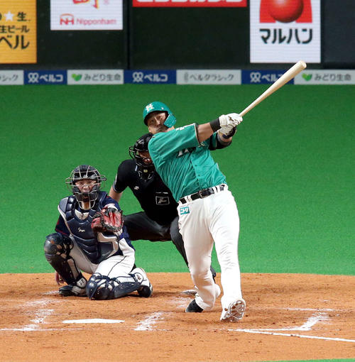 日本ハム対西武　4回裏日本ハム2死、中田は同点となる左越え本塁打を放つ（撮影・佐藤翔太）