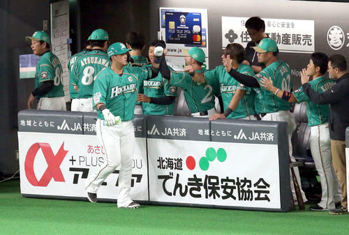 日本ハム対西武　4回裏日本ハム2死、同点となる左越え本塁打を放ちチームメートに出迎えられる中田（撮影・佐藤翔太）