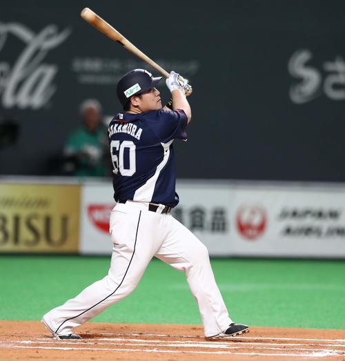 日本ハム対西武　6回表西武1死満塁、右越え満塁本塁打を放つ中村（撮影・黒川智章）