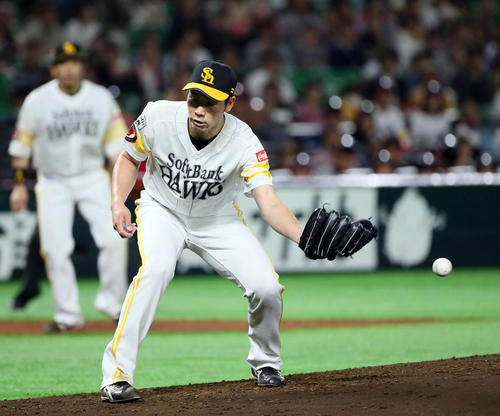 2回表ロッテ1死一、三塁、武田は荻野に投前適時打を浴びる（撮影・栗木一考）