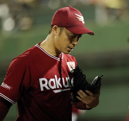 4回の投球を終え、うつむきながらベンチへ戻る美馬（撮影・前田充）