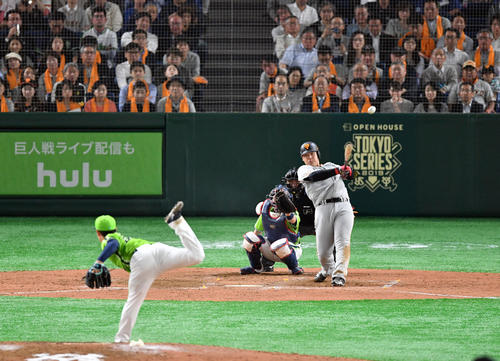 巨人対ヤクルト　5回裏巨人無死、岡本は勝ち越しの左越えソロ本塁打を放つ。投手小川（撮影・滝沢徹郎）