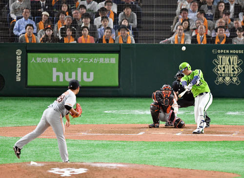 巨人対ヤクルト　6回表ヤクルト1死、渡辺は左越えソロ本塁打を放つ（撮影・滝沢徹郎）