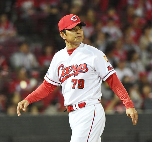 9回交代を告げスコアボードを見る緒方孝市監督（撮影・奥田泰也）