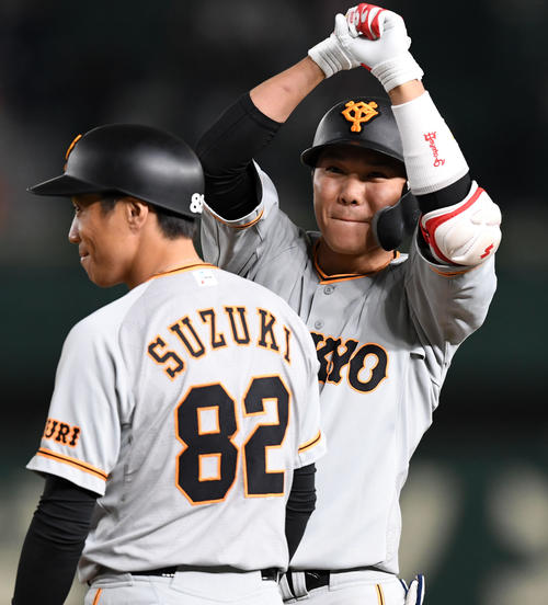 巨人対ヤクルト　4回裏巨人2死一、三塁、中前適時打を放ちベンチに向けポーズを決める坂本勇（撮影・横山健太）