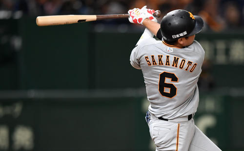 巨人対ヤクルト　1回裏巨人1死、坂本勇は中前打を放ち開幕からの連続試合出塁を34とし、77年の王貞治氏を超え球団新記録を樹立する（撮影・横山健太）
