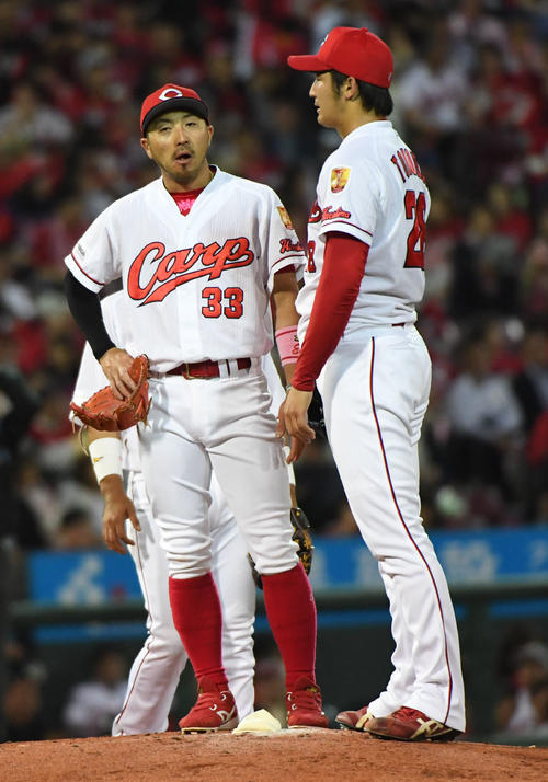 広島対DeNA　5回表DeNA2死一、二塁、床田（右）の元に行く菊池涼（撮影・奥田泰也）