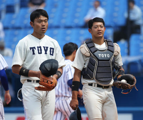 立正大に勝利し、観客席にあいさつする東洋大・山田（左）と佐藤都（撮影・河田真司）
