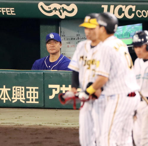 5回裏阪神2死二塁、与田監督は木浪（右）に左越え適時三塁打を浴び、スコアボードを見つめる（撮影・加藤哉）