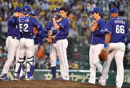 2回に逆転を許しマウンドで汗をぬぐう又吉克樹（撮影・上田博志）