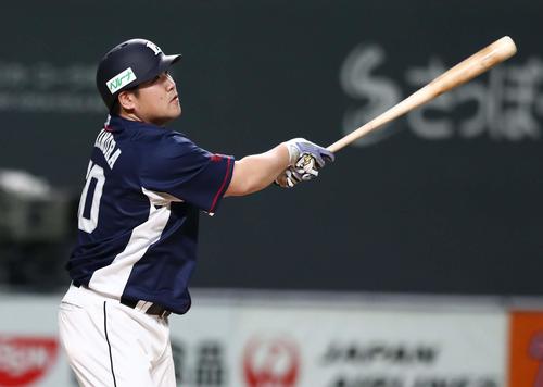 日本ハム対西武　6回表西武1死満塁、右越え満塁本塁打を放つ中村（撮影・黒川智章）