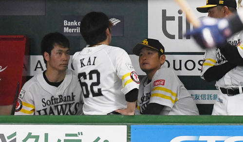 ソフトバンク対ロッテ　先発の武田翔太は2回を投げ4失点、ベンチで倉野信次投手コーチ、捕手の甲斐拓也と話し合う（撮影・今浪浩三）