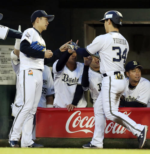 オリックス対楽天　3回裏オリックス2死一塁、山岡（左）は勝ち越し2点本塁打を放った吉田正を迎える（撮影・前田充）