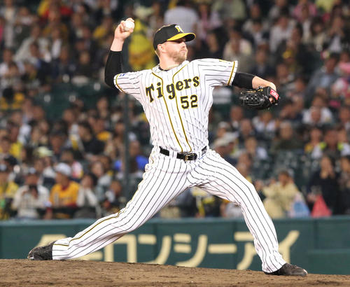 8回表、西に代わりジョンソンが登板（撮影・上山淳一）