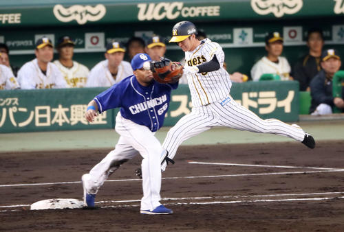 阪神対中日　2回裏阪神2死一塁、近本は投ゴロ内野安打を放つ（撮影・加藤哉）