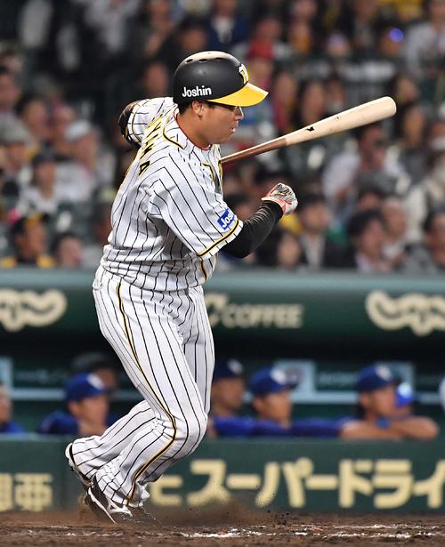 8回裏阪神2死一、二塁、左前に適時打を放つ大山悠輔（撮影・上田博志）