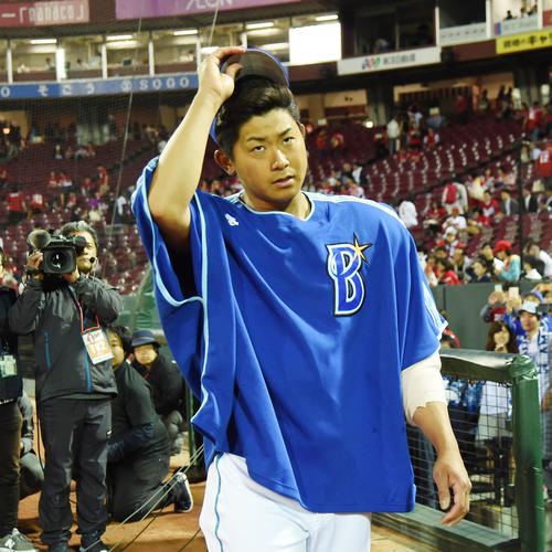 広島に勝利、ヒーローインタビューを終えファンにあいさつするDeNA今永（撮影・奥田泰也）